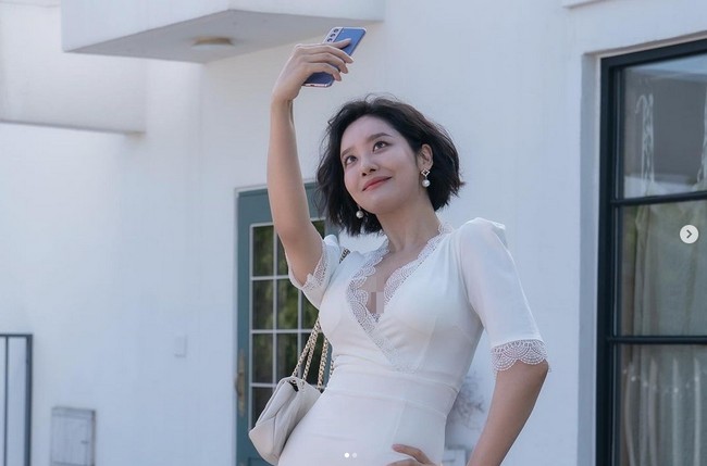 Cha Joo Young telah menjadi perbincangan karena memakai gaun ketat dalam season pertama The Glory. Stylist-nya sudah menyiapkan gaun Chanel yang lebih longgar. Namun sutradara tiba-tiba memintanya berganti kostum. Foto: dok. Instagram @jooyoungthej