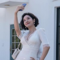 Cha Joo Young telah menjadi perbincangan karena memakai gaun ketat dalam season pertama The Glory. Stylist-nya sudah menyiapkan gaun Chanel yang lebih longgar. Namun sutradara tiba-tiba memintanya berganti kostum. Foto: dok. Instagram @jooyoungthej