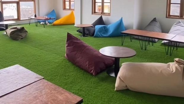Dalam beberapa tahun terakhir, fenomena work from cafe jadi tren di kalangan muda-mudi. Seperti yang terjadi di Kota Malang, banyak kafe yang bisa digunakan untuk bekerja.