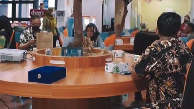 Dalam beberapa tahun terakhir, fenomena work from cafe jadi tren di kalangan muda-mudi. Seperti yang terjadi di Kota Malang, banyak kafe yang bisa digunakan untuk bekerja.