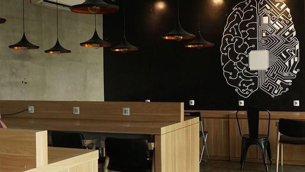Dalam beberapa tahun terakhir, fenomena work from cafe jadi tren di kalangan muda-mudi. Seperti yang terjadi di Kota Malang, banyak kafe yang bisa digunakan untuk bekerja.