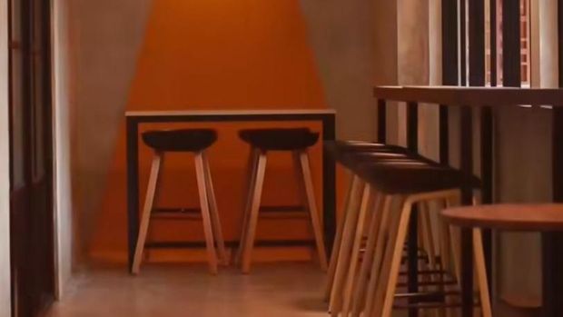 Dalam beberapa tahun terakhir, fenomena work from cafe jadi tren di kalangan muda-mudi. Seperti yang terjadi di Kota Malang, banyak kafe yang bisa digunakan untuk bekerja.