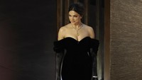 Deepika menata rambutnya dengan sanggul berbelah tengah, memamerkan bagian leher hingga bahunya. Foto: Variety via Getty Images/Gilbert Flores