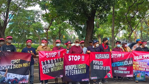 Demo 200 peternak ayam di depan Kantor Komnas HAM Jalan Latuharhary Menteng, Jakarta Pusat, menuntut kejelasan kebijakan dari pemerintah soal perunggasan. (CNBC Indonesia/Martyasari Rizky)
