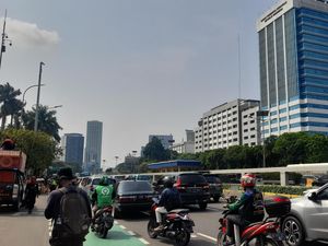 Massa Partai Buruh Demo Tolak Perppu Ciptaker Bubarkan Diri dari Depan DPR