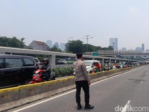 Massa Partai Buruh Long March ke DPR, Jalan Gatot Subroto Macet