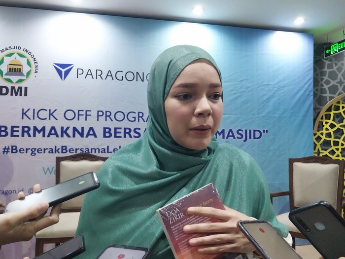 Dewi Sandra dalam Acara Kick Off Program Bergerak Bermakna Bersama 2000 Masjid