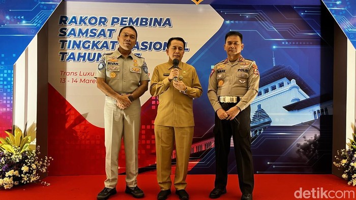 Direktur Jenderal Bina Keuangan Daerah Kementerian Dalam Negeri didampingi Direktur Utama PT Jasa Raharja dan Kepala Korps Lalu Lintas Polri