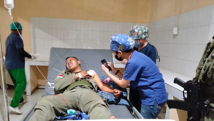 Kapolres Dogiyai Kompol Sarraju dilempari batu hingga dihujani anak panah saat membubarkan massa di Jalan Trans Nabire-Enartotali, Kabupaten Dogiyai, Papua Tengah. Aksi brutal massa tersebut mengakibatkan dua anggota polisi terkena busur.