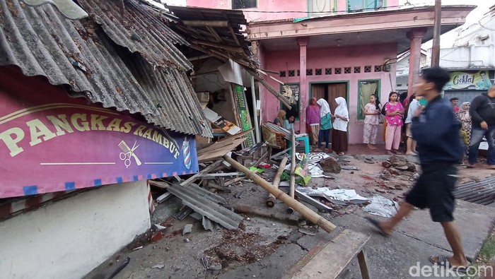 Dua lapak pedagang di Tasikmalaya hancur usai diseruduk truk, Senin (13/3/2023).