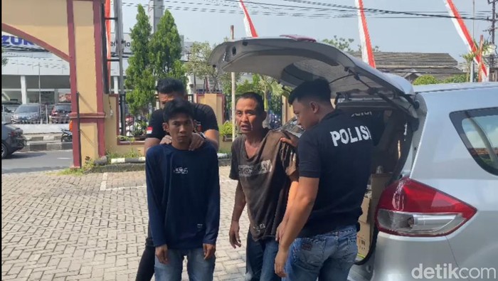 Dua pencopet di Stadion Joko Samudro Gresik saat ditangkap
