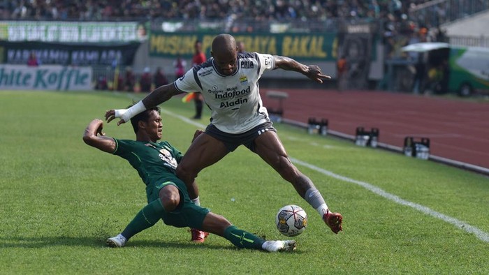 Duel David da Silva dan M Alwi Slamat di laga Persebaya vs Persib, Senin (13/2/2023).