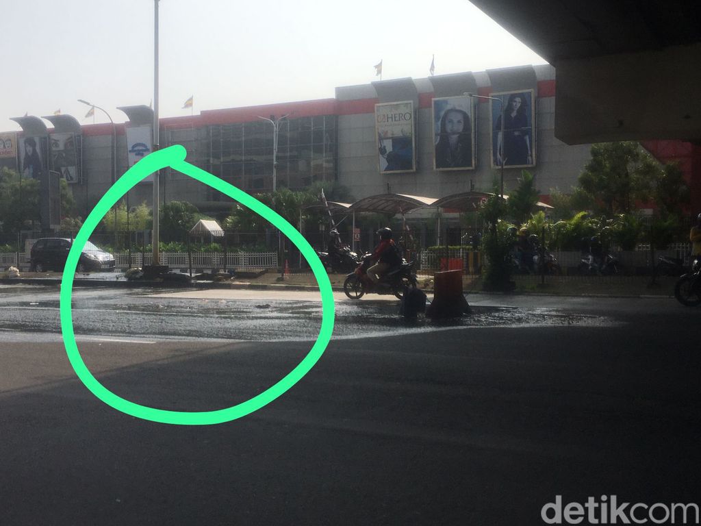 Dugaan lokasi sumber genangan Jl Metro Pondok Indah, Jaksel, 13 Maret 2023. (M Fariz At Thariqi/detikcom)