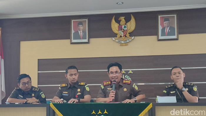 Ekspos kasus tabrak lari mahasiswi Cianjur di Kejari Cianjur, Senin (13/3/2023).
