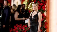 Elizabeth Olsen jadi salah satu yang cukup mencuri perhatian di awal-awal red carpet Oscar 2023. Getty Images/Mike Coppola