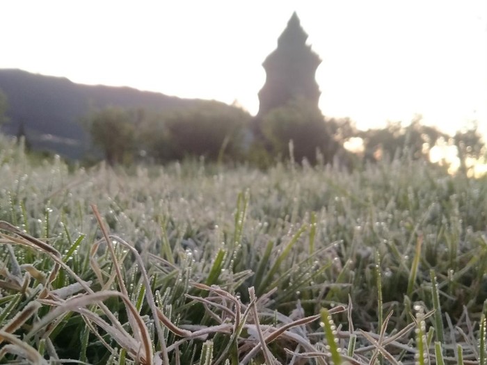 Embun es di kompleks Candi Arjuna, Dieng, Senin (13/3/2023).