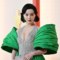 Artis yang sempat menghilang karena kasus penggelapan pajak ini mengadaptasi gaya Old Hollywood dengan rambut bob yang ditata bergelombang, winged eyeliner serta lipstik merah terang. Foto: Getty Images