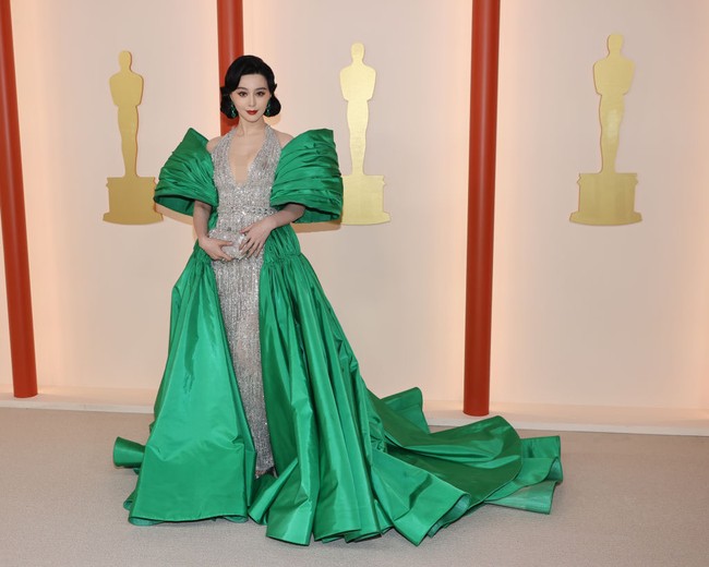 Fan Bingbing tampil di ‘champagne carpet’ Oscars 2023 yang digelar pada Minggu (12/3/2023) malam. Kehadirannya ini jadi sorotan, mengingat sang aktris sempat hilang secara misterius dari muka publik selama 5 tahun. Foto: Getty Images