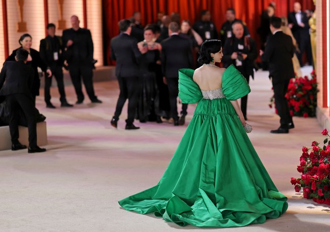 Jubah hijau dengan detail pleats dan ekor panjang menyapu lantai membuat gayanya semakin dramatis. Foto: Getty Images