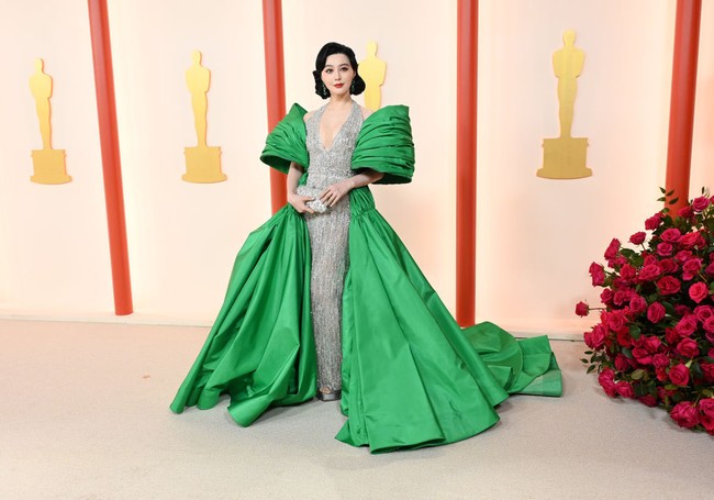 Fan Bingbing mengenakan gaun halter warna silver yang berkilauan rancangan Tony Ward. Foto: Getty Images