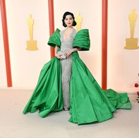 Fan Bingbing mengenakan gaun halter warna silver yang berkilauan rancangan Tony Ward. Foto: Getty Images