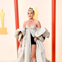 Hadir sebagai presenter, Florence Pugh mencoba memberikan gaya terbaiknya di Oscars 2023 dengan busana keluaran Maison Valentino. Alih-alih mendapat pujian, penampilan bintang ‘Don’t Worry Darling’ ini justru mendapat gelar busana terburuk dari Daily Mail. (Foto: Variety via Getty Images/Gilbert Flores)