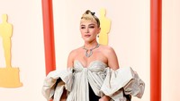 Florence Pugh tampil dengan gaun dari Valentino. Variety via Getty Images/Gilbert Flores