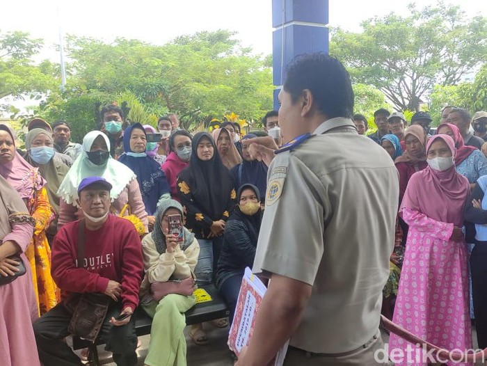 Foto warga korban lumpur Sidoarjo yang menagih sertifikat tanah relokasi ke BPN Sidoarjo