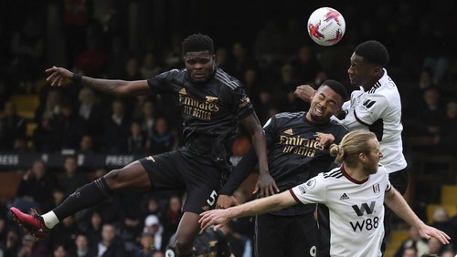 Arsenals Gabriel Jesus, third right, heads the ball during the English Premier League soccer match between Fulham and Arsenal at Craven Cottage stadium in London, Sunday, March 12, 2023. (AP Photo/Ian Walton)
