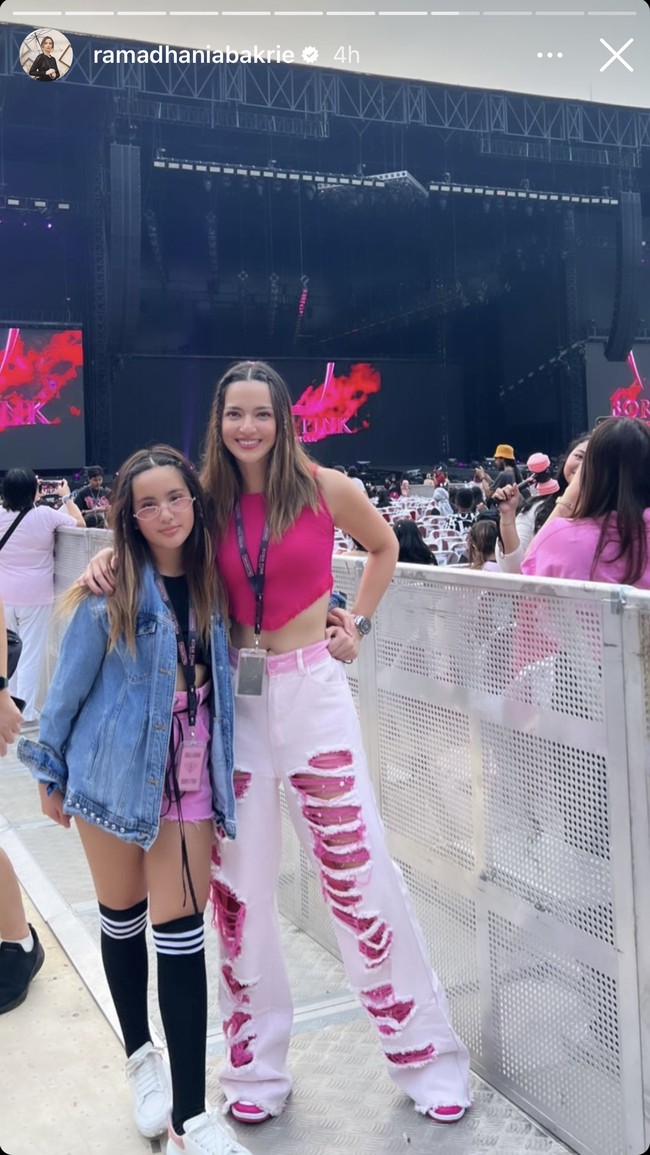 Nia Ramadhani dan Mikhayla tampil stylish dan menawan. Mikhayla mengenakan crop top hitam yang dipadukan dengan jaket jeans dan celana pendek berwarna merah muda. Sementara Nia tampil tak kalah mempesona bak ABG dengan crop top berwarna merah muda yang dipadukan celana panjang sobek-sobek berwarna senada. Foto: Instagram/@ramadhaniabakrie