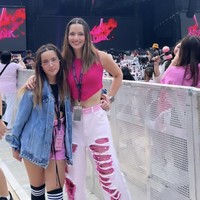 Nia Ramadhani dan Mikhayla tampil stylish dan menawan. Mikhayla mengenakan crop top hitam yang dipadukan dengan jaket jeans dan celana pendek berwarna merah muda. Sementara Nia tampil tak kalah mempesona bak ABG dengan crop top berwarna merah muda yang dipadukan celana panjang sobek-sobek berwarna senada. Foto: Instagram/@ramadhaniabakrie