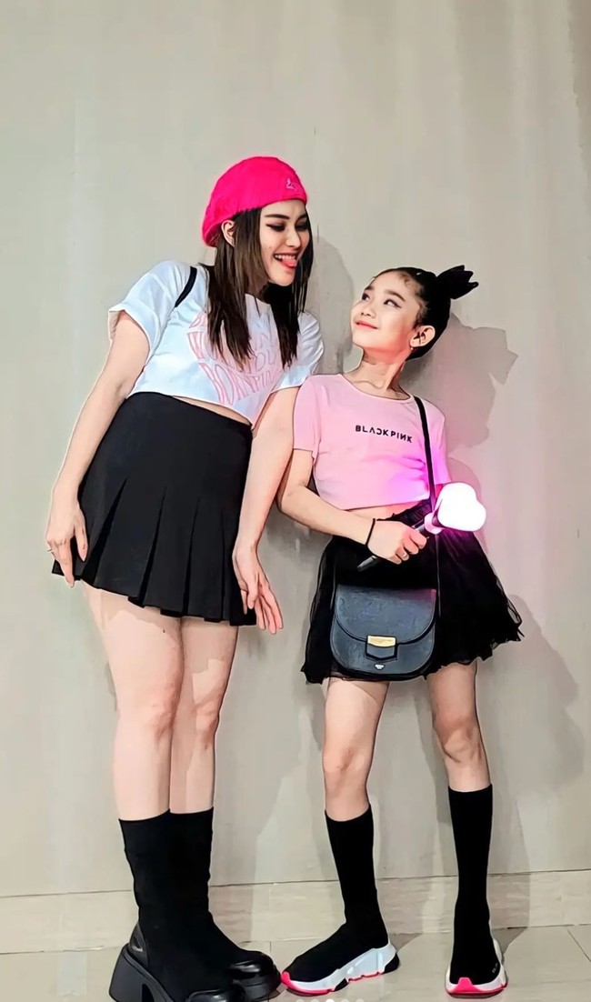 Ayu Ting Ting juga tampak menemani putrinya, Bilqis menonton konser BLACKPINK. Keduanya tampil kompak mengenakan kaos dan rok mini berwarna hitam. Foto: Instagram/@ayutingting92