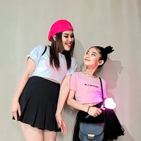 Ayu Ting Ting juga tampak menemani putrinya, Bilqis menonton konser BLACKPINK. Keduanya tampil kompak mengenakan kaos dan rok mini berwarna hitam. Foto: Instagram/@ayutingting92