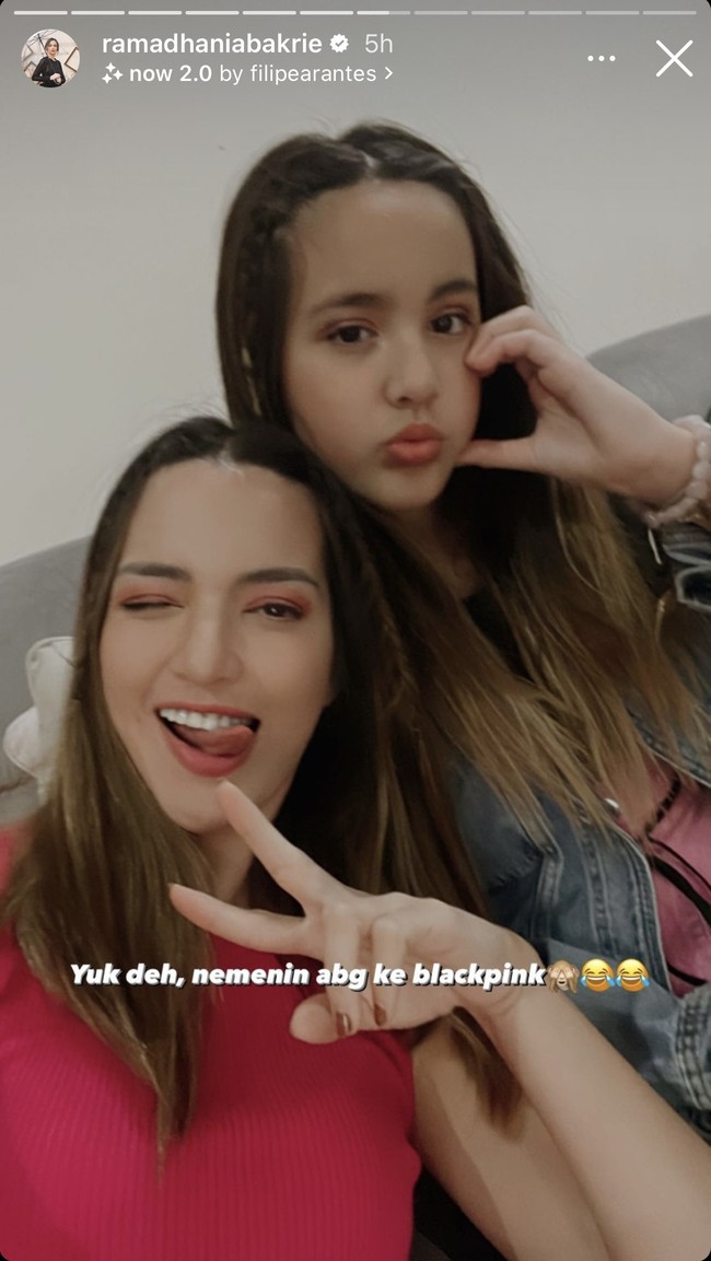 Melalui akun Instagram Story pribadinya Nia Ramadhani membagikan momen keseruannya menonton konser BLACKPINK yang digelar di Gelora Bung Karno (GBK) pada 11 dan 12 Maret 2022. Tak sendirian Nia mengajak serta putri pertamanya, Mikhayla Bakrie. Foto: Instagram/@ramadhaniabakrie