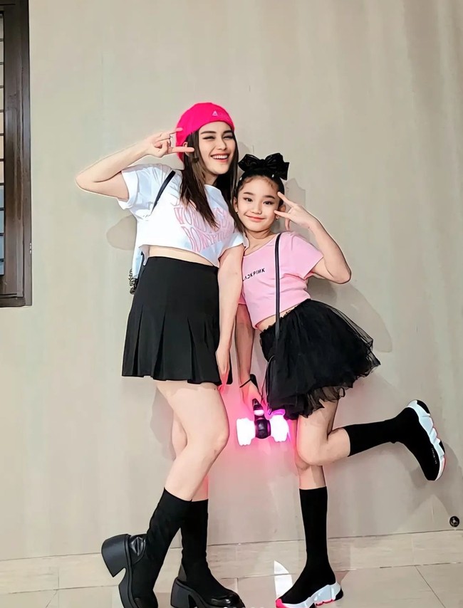 Begini keseruan Ayu dan Bilqis saat menonton konser bersama. Terlihat keduanya sama-sama mengenakan riasan wajah berupa wing liner. Banyak yang memuji gaya keduanya mirip seperti kakak dan adik. Foto: Instagram/@ayutingting92