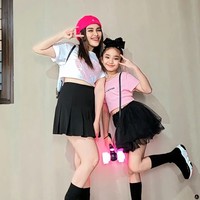 Begini keseruan Ayu dan Bilqis saat menonton konser bersama. Terlihat keduanya sama-sama mengenakan riasan wajah berupa wing liner. Banyak yang memuji gaya keduanya mirip seperti kakak dan adik. Foto: Instagram/@ayutingting92