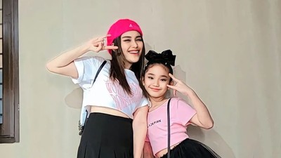 10 Gaya Anak Artis Nonton Konser BLACKPINK, Mikhayla Bakrie Stylish Bak Model