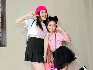 10 Gaya Anak Artis Nonton Konser BLACKPINK, Mikhayla Bakrie Stylish Bak Model