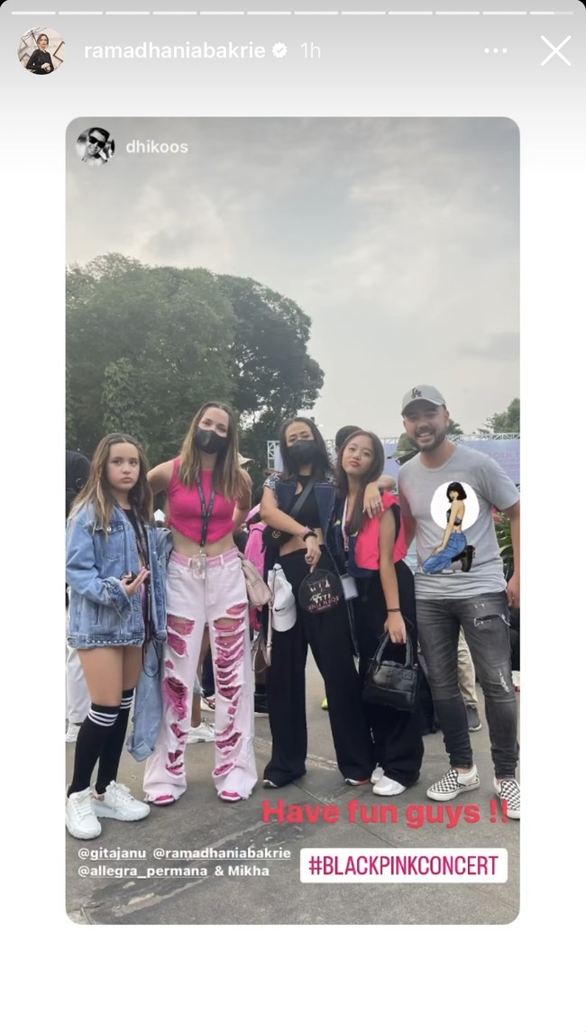 Gaya rambut Nia Ramadhani dan Mikhayla pun tampak kembar. Keduanya memilih gaya rambut simpel dengan hanya mengepang kedua bagian poni kiri dan kanannya. Foto: Instagram/@ramadhaniabakrie