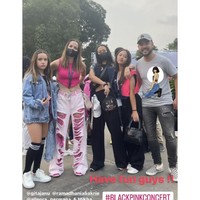 Gaya rambut Nia Ramadhani dan Mikhayla pun tampak kembar. Keduanya memilih gaya rambut simpel dengan hanya mengepang kedua bagian poni kiri dan kanannya. Foto: Instagram/@ramadhaniabakrie