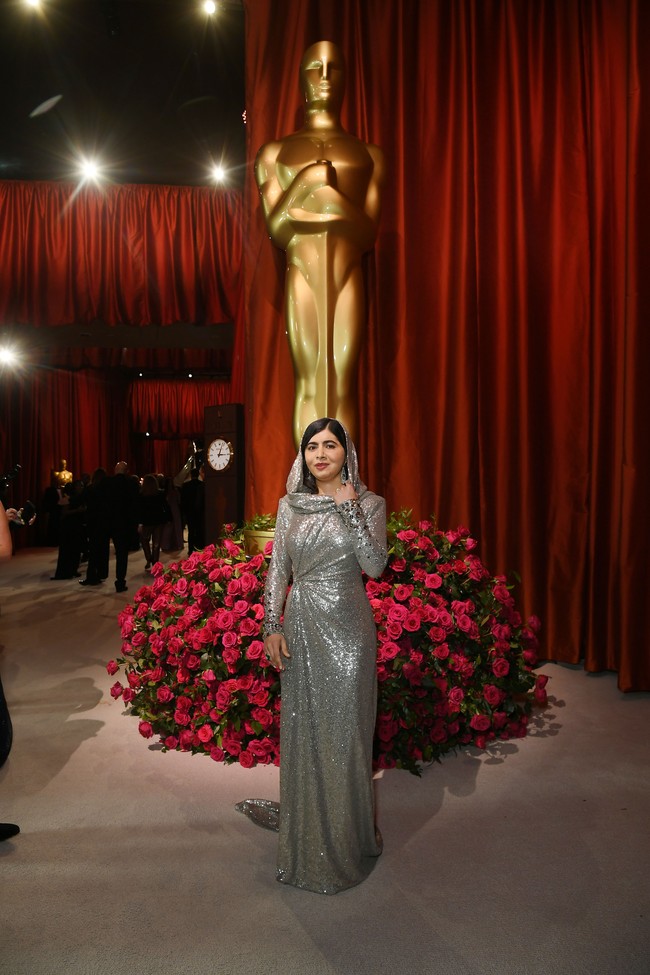 Ajang Academy Awards Ke-95 tengah berlangsung di Dolby Theatre, Los Angeles, pada Minggu (12/3/2023) malam, waktu setempat atau Senin pagi WIB. Di antara para bintang Hollywood yang bertaburan, muncul sosok Malala Yousafzai. (Foto: Birdie Thompson/Variety via Getty Images)