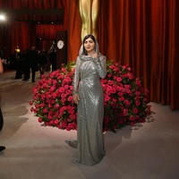 Ajang Academy Awards Ke-95 tengah berlangsung di Dolby Theatre, Los Angeles, pada Minggu (12/3/2023) malam, waktu setempat atau Senin pagi WIB. Di antara para bintang Hollywood yang bertaburan, muncul sosok Malala Yousafzai. (Foto: Birdie Thompson/Variety via Getty Images)