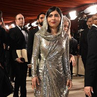 Dikenal sebagai aktivis dan pemenang Nobel Perdamaian, Malala Yousafzai baru kali ini menghadiri seremoni penghargaan tertinggi bagi insan perfilman dunia tersebut. Ia pun memberikan gaya terbaiknya. (Foto: VALERIE MACON/AFP via Getty Images)