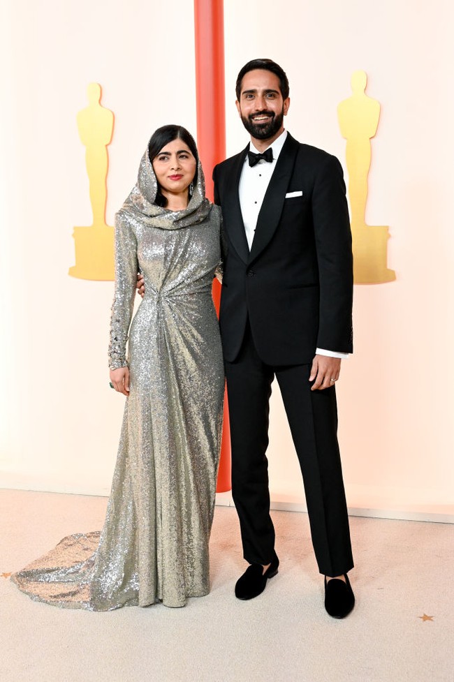Tak datang sendiri, ia didampingi sang suami Asser Malik. Pria yang menjadi pendamping hidup Malala sejak 2021 itu tampak gagah dengan tuksedo. (Foto: Gilbert Flores/Variety via Getty Images)