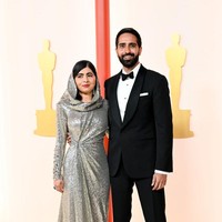 Tak datang sendiri, ia didampingi sang suami Asser Malik. Pria yang menjadi pendamping hidup Malala sejak 2021 itu tampak gagah dengan tuksedo. (Foto: Gilbert Flores/Variety via Getty Images)