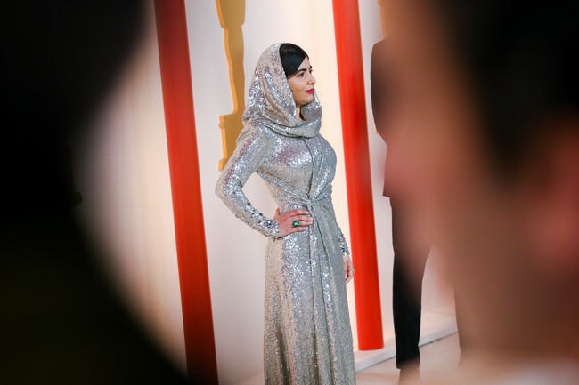 Malala Yousafzai datang sebagai produser eksekutif film Stranger at the Gate. Film tersebut mendapat nominasi Oscars 2023 untuk kategori film pendek terbaik. (Foto: Lexie Moreland/WWD via Getty Images)