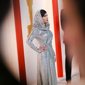 Foto: Malala Yousafzai Eksis di Oscars 2023, Gaun Berkerudung Jadi Andalan
