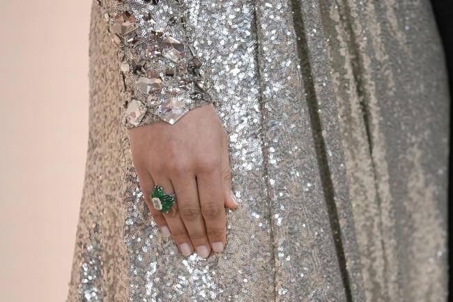 Di jajaran aksesori, sebuah cincin berhiaskan batu zamrud ikut mempermanis penampilannya. (Foto: AP Photo/Ashley Landis)