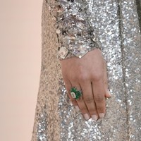 Di jajaran aksesori, sebuah cincin berhiaskan batu zamrud ikut mempermanis penampilannya. (Foto: AP Photo/Ashley Landis)