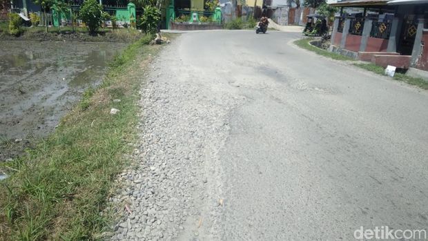 Jalan Taman Bunga, Kelurahan Moodu, Kecamatan Kota Timur, Gorontalo rusak parah hingga mengancam keselamatan pengguna jalan.